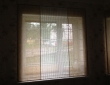 Комбинированные римские шторы из льяной ткани в гостиной_2